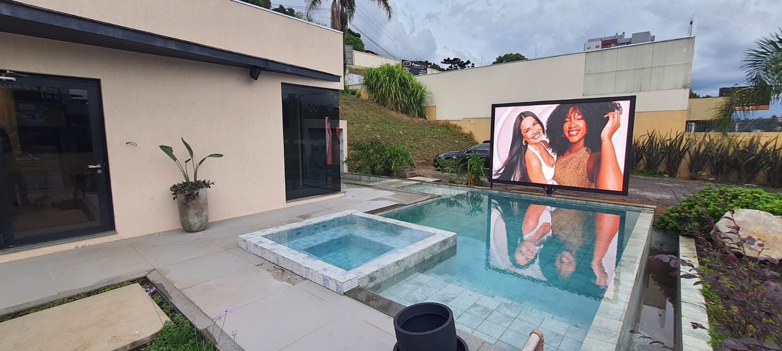 Painel LED outdoor em fachada comercial